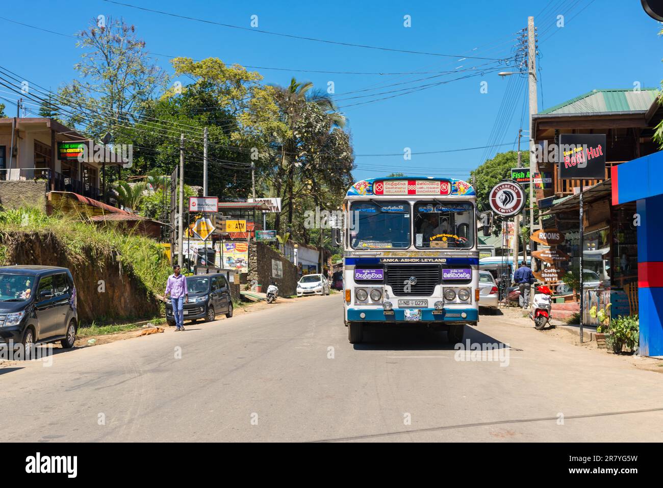 Die Hauptstraße durch die Kleinstadt Ella. Die Stadt ist ein wichtiger Touristenort im Hochland von Sri Lanka. Die berühmte Gegend ist reich Stockfoto