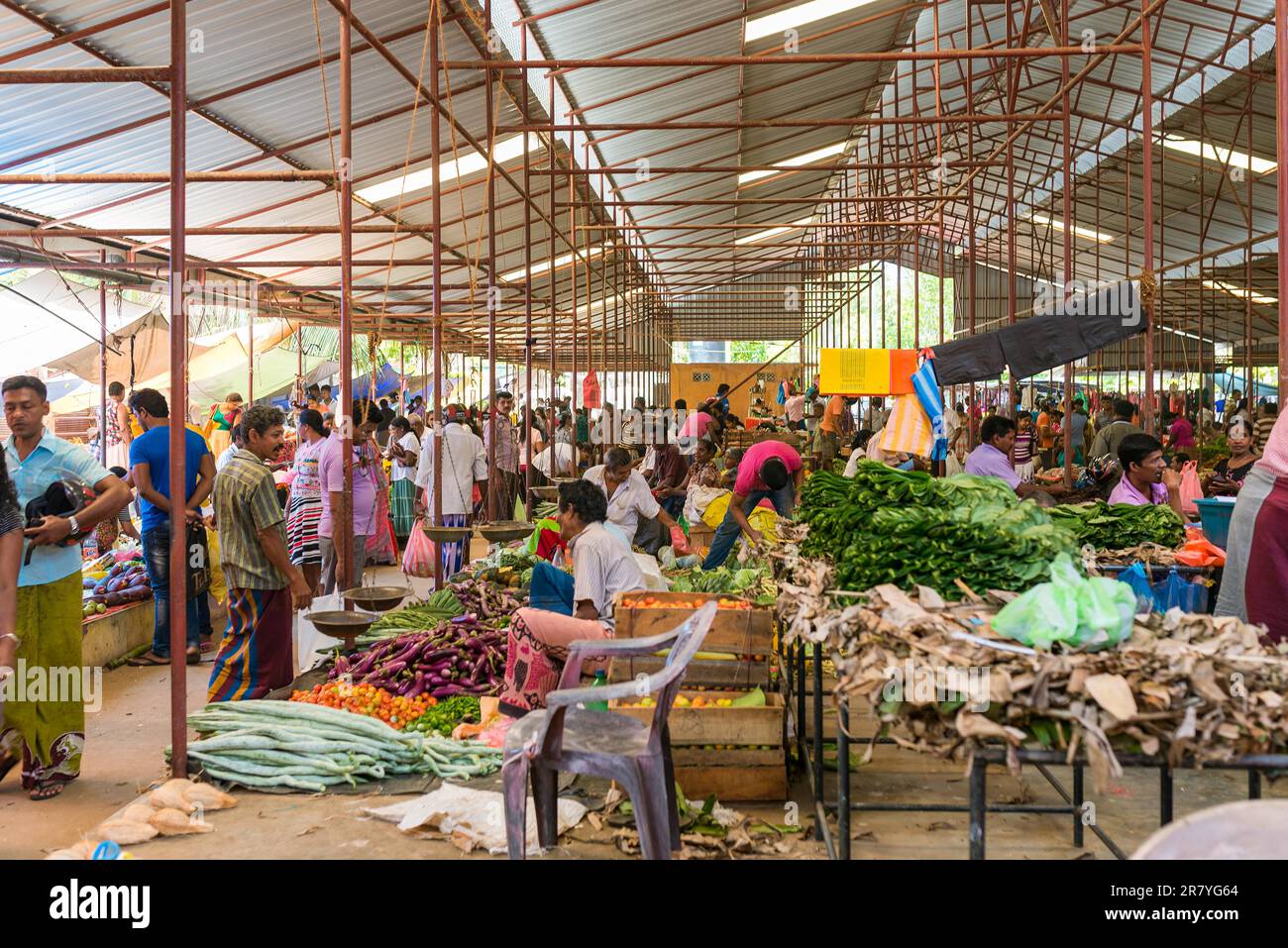 Der neue Bauernmarkt in Tangalle mit allen möglichen Gemüsesorten und tropischen Früchten. Die Kleinstadt ist ein Ort, um Obst und Gemüse zu verkaufen Stockfoto