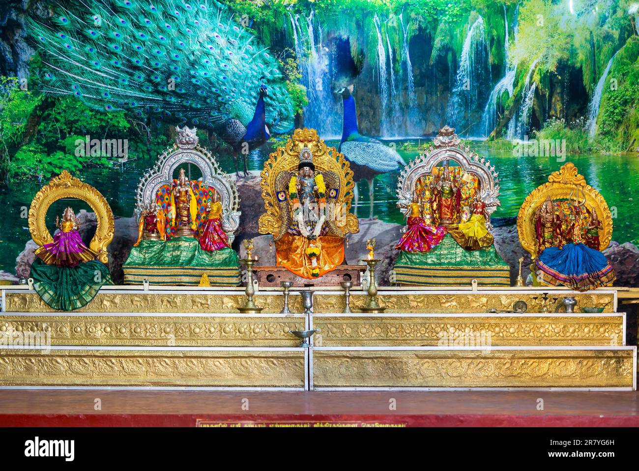 Statuetten im Hindu-Tempel in Matale in der Zentralprovinz Sri Lankas. Shiva, Vishnu, Brahma sind Gottheiten der hinduistischen Religion. Der Tempel ist es Stockfoto