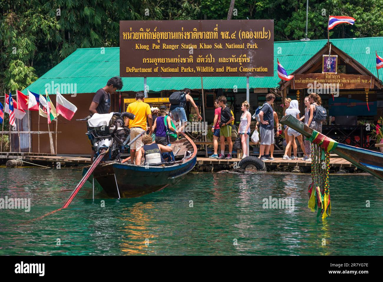 Touristen erreichen nach dem Abenteuer den Pier der Klong Pae Ranger Station im Nationalpark Khao Sok Stockfoto