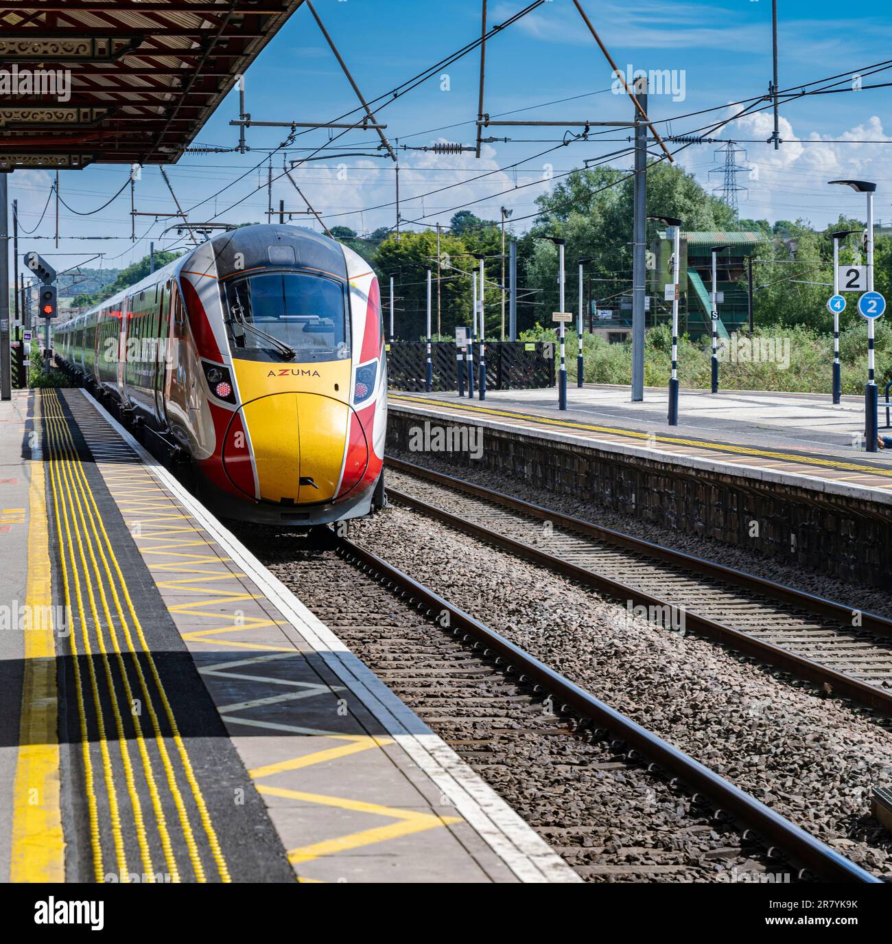 Bahnhof, Grantham, Lincolnshire, Großbritannien – Ein Zug der London North Eastern Railway (LNER) Azuma, der vom Bahnhof abfährt Stockfoto