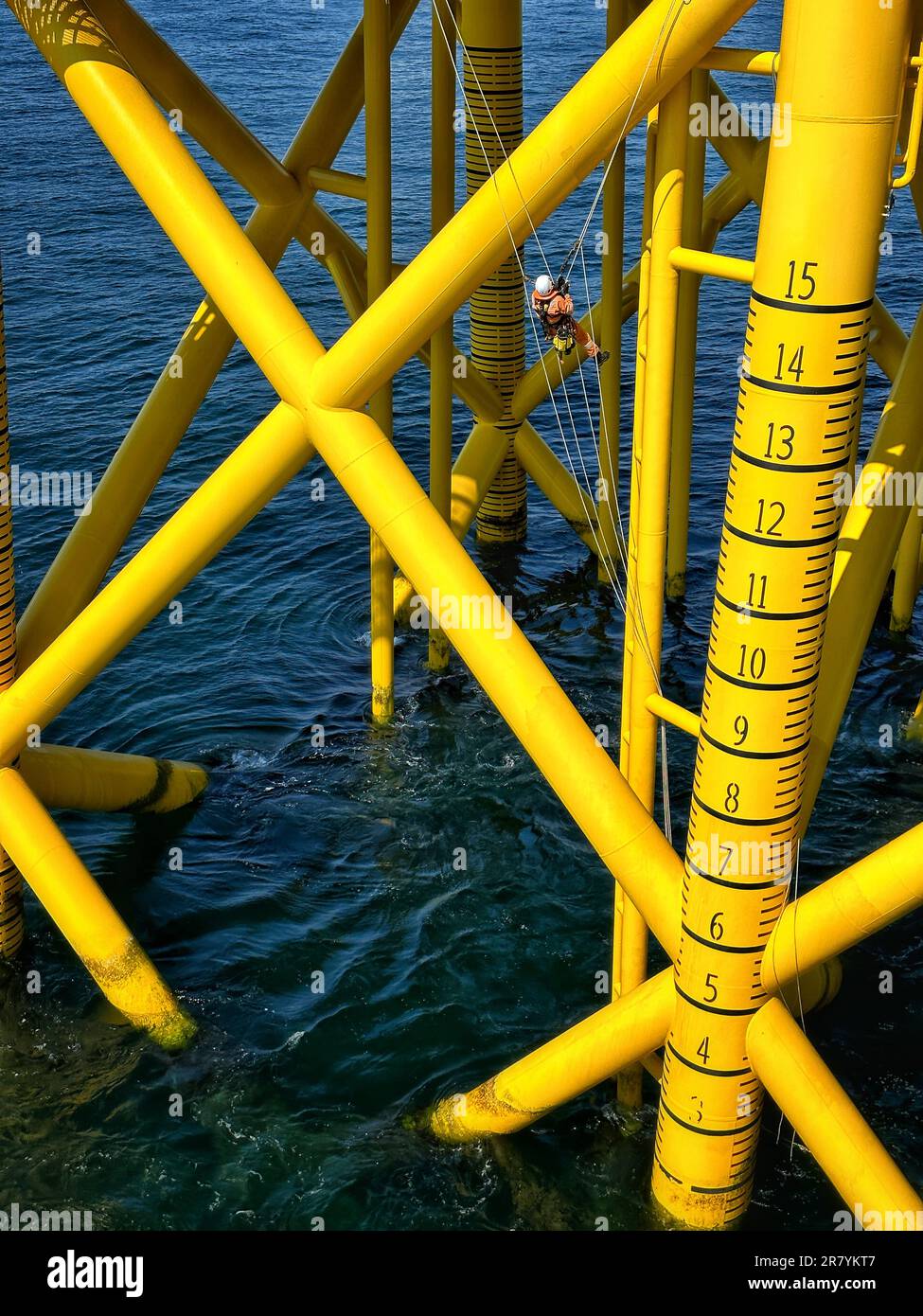 IRATA-Seilzugangstechniker, Abseilen auf einer Offshore-Plattform der Nordsee. Stockfoto