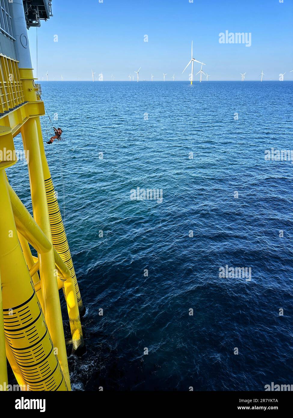 IRATA-Seilzugangstechniker, Abseilen auf einer Offshore-Plattform der Nordsee. Stockfoto
