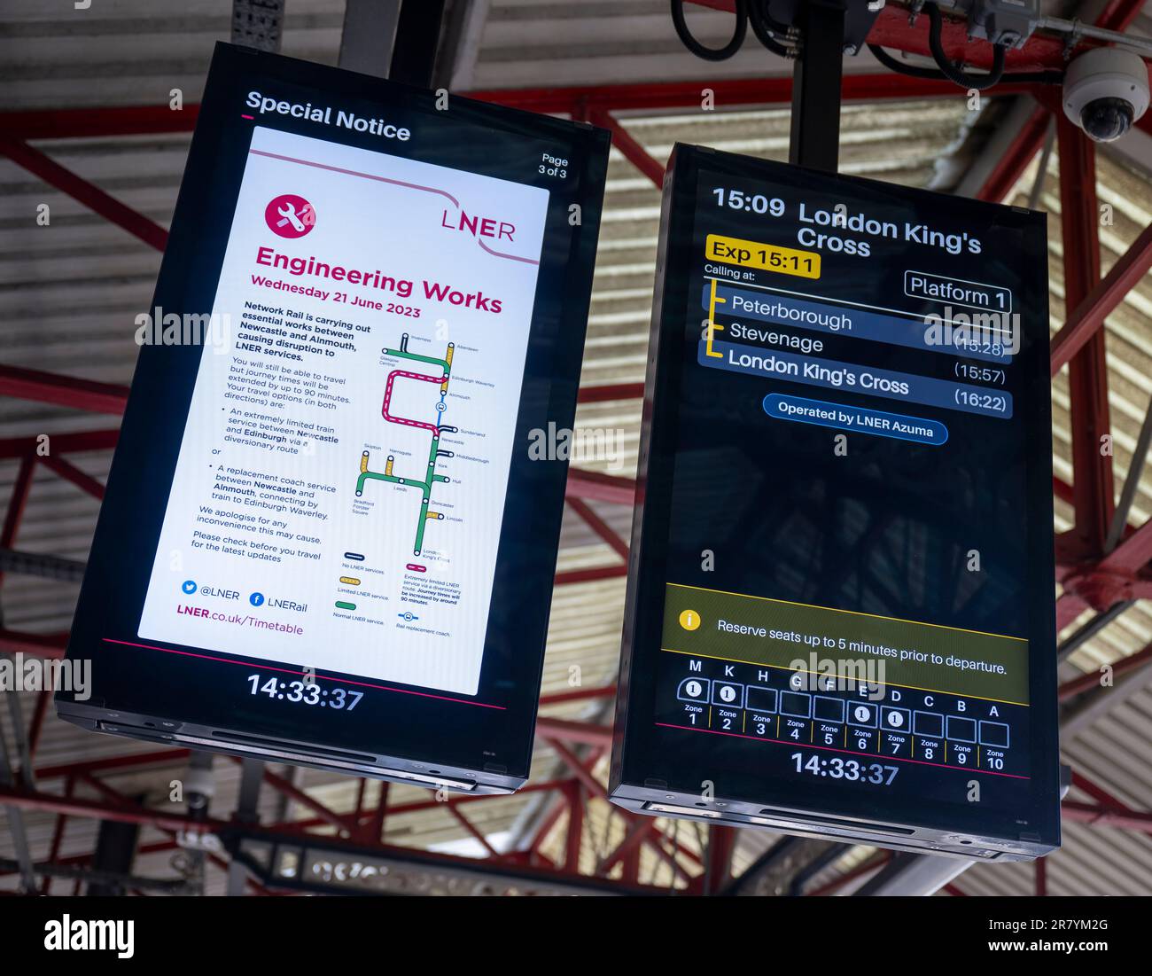 Train Station, Grantham, Lincolnshire, UK – Passagierinformationsbildschirme mit Abfahrten nach London Kings und ein weiterer mit geplanten technischen Arbeiten Stockfoto