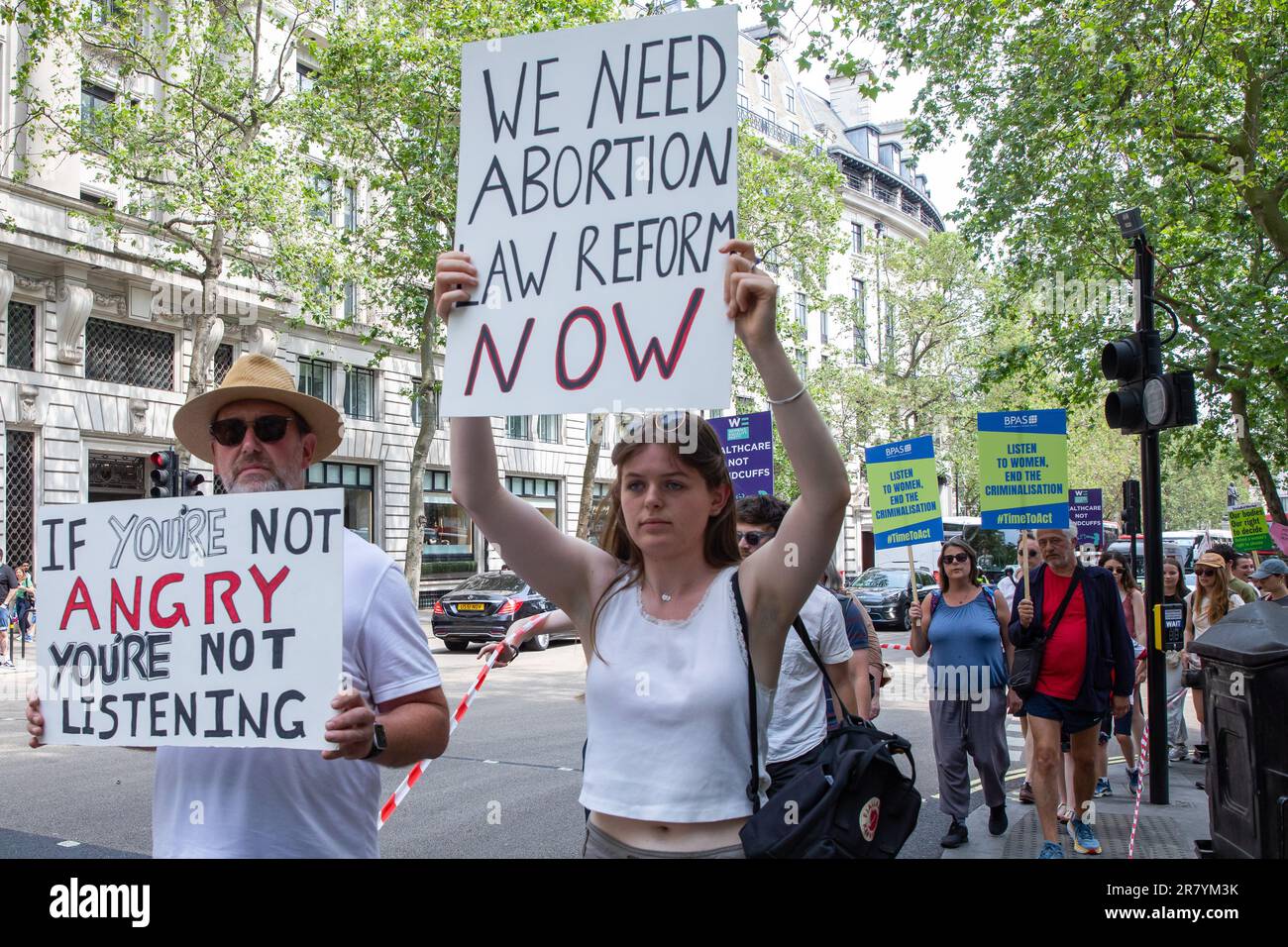 London, Großbritannien. 17. Juni 2023. Aktivisten aus Gruppen wie der Women's Equality Party, der Fawcett Society und dem British Pregnancy Advisory Service (BPAS) marschieren von den königlichen Gerichten nach Westminster, um eine Reform des Abtreibungsgesetzes zu fordern. Der marsch wurde zur Unterstützung der Strafverfolgung organisiert, nachdem eine Frau zu zwei Jahren und vier Monaten Haft verurteilt wurde, weil sie Drogen beschafft hatte, um nach der gesetzlichen Grenze eine Abtreibung auszulösen. Kredit: Mark Kerrison/Alamy Live News Stockfoto