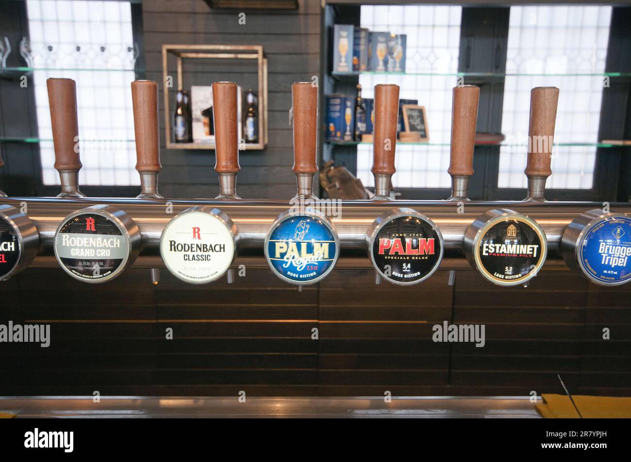 Bierzapfen in der Bar des Brügge Beer Experience Museum, Brügge, Flandern, Belgien Stockfoto