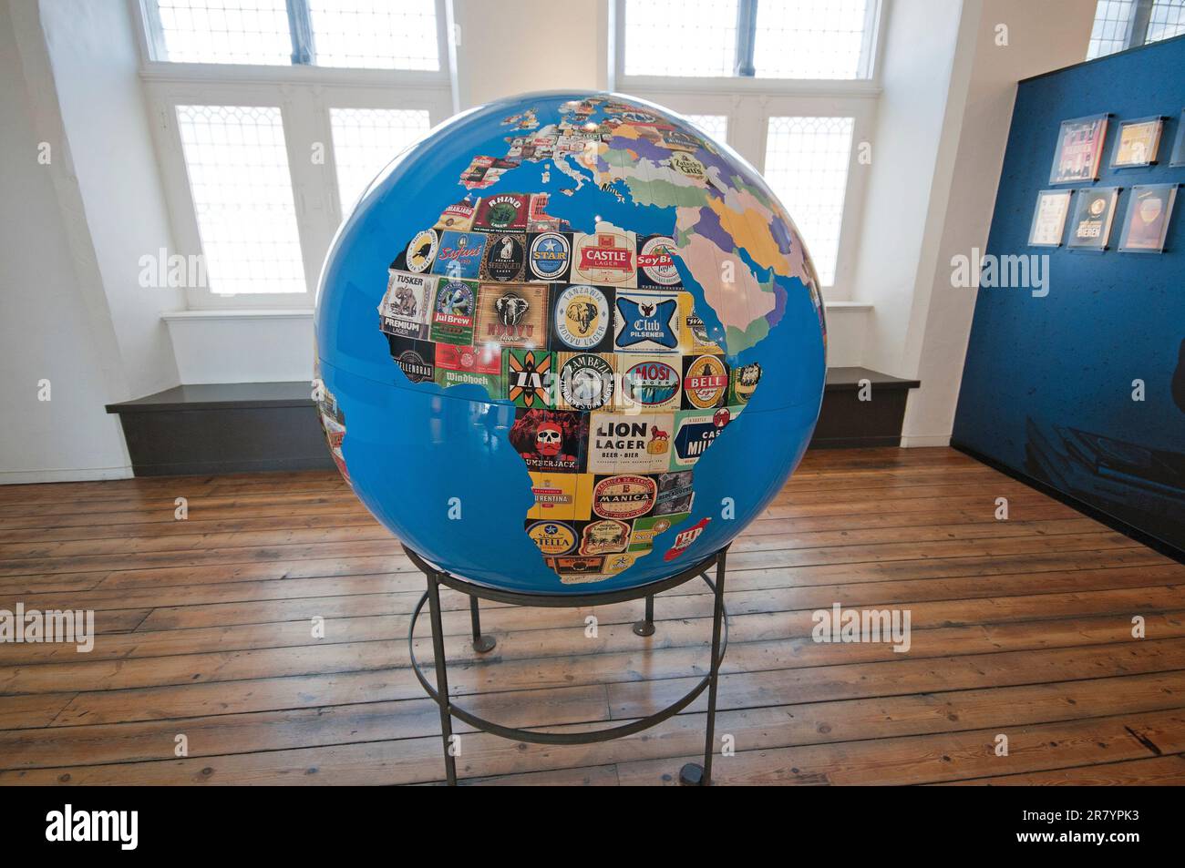 Globe zeigt die Produktion von Bier in der Welt, Brügge Beer Experience Museum, Brügge, Flandern, Belgien Stockfoto