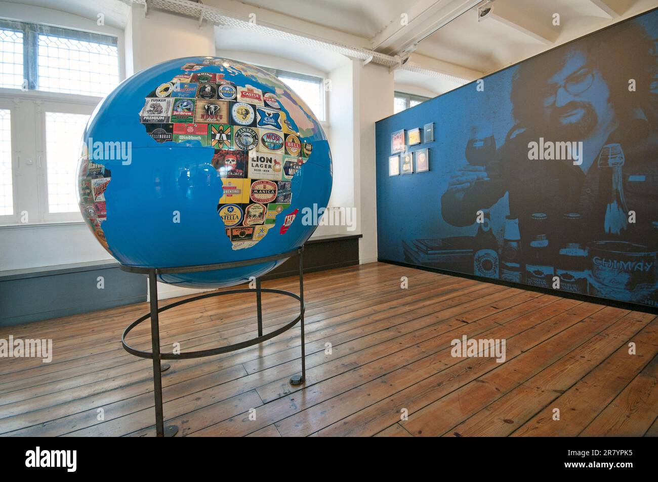 Globe zeigt die Produktion von Bier in der Welt, Brügge Beer Experience Museum, Brügge, Flandern, Belgien Stockfoto