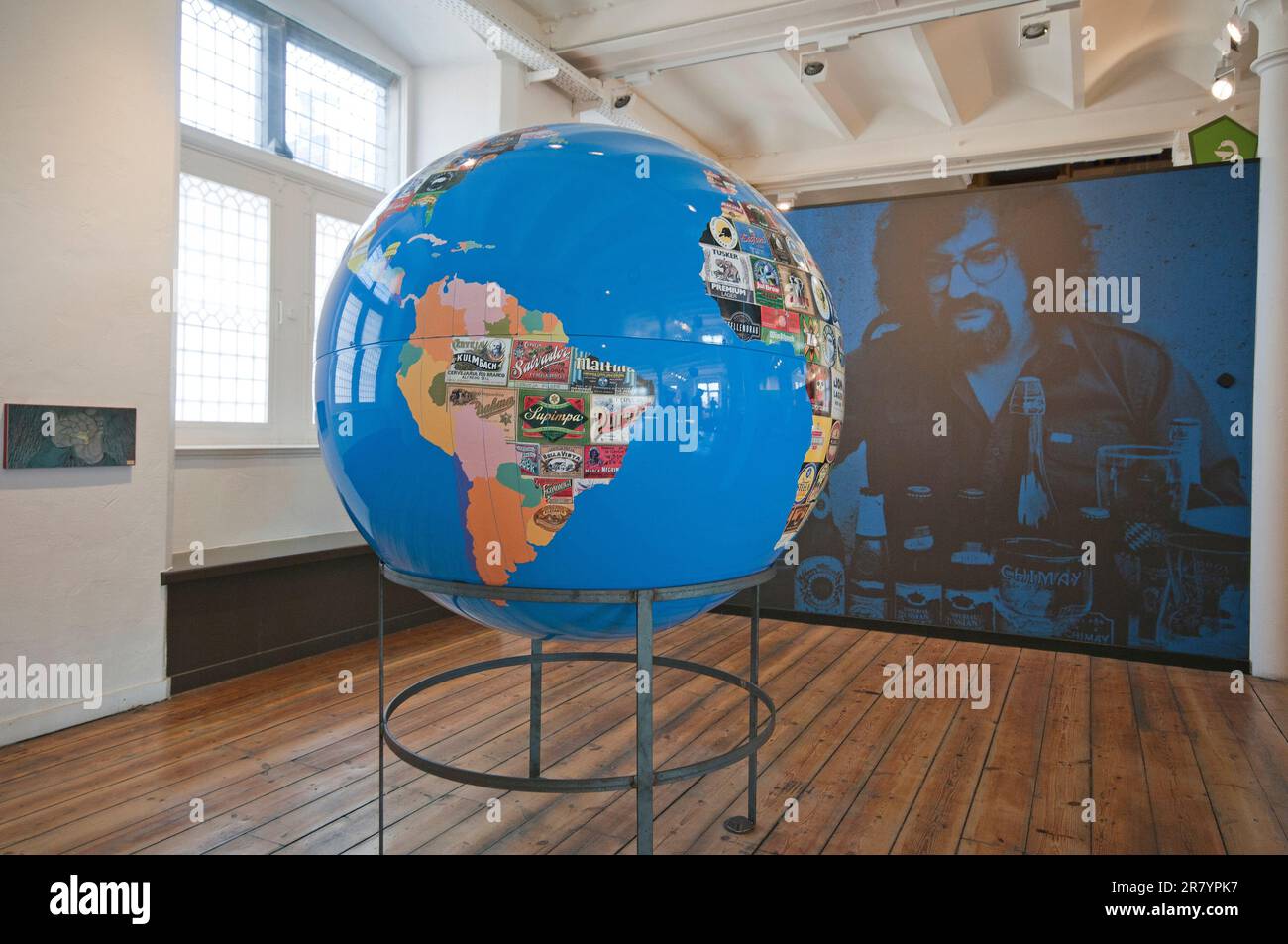 Globe zeigt die Produktion von Bier in der Welt, Brügge Beer Experience Museum, Brügge, Flandern, Belgien Stockfoto