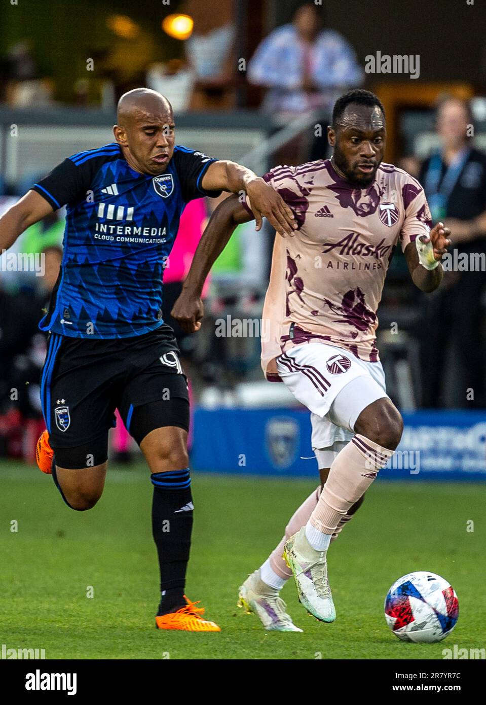 Juni 17 2023 San Jose, CA, USA Portland Forward Franck Boli (7) und San Jose Mittelfeldspieler Judson (93) kämpfen beim MLS-Spiel zwischen Portland Timbers und den Erdbeben von San Jose um den Ball. Das Spiel endet mit einem Gleichstand von 0-0 im PayPal Park San Jose Calif Thurman James/CSM Stockfoto