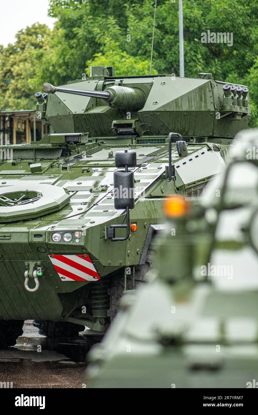 Gepanzerte Panzer und militärische Infanterie-Kampffahrzeuge, bereit für den Regen, litauische Landstreitkräfte, NATO-Eingreiftruppe, vertikal Stockfoto