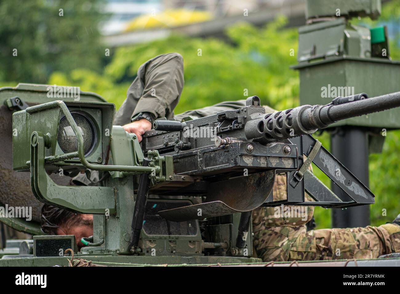 Soldat in einem Stryker-Kampffahrzeug mit Maschinengewehr und einem Anti-Drohnen-Lasersystem, das während der Gegenoffensive auf den Himmel in der Ukraine gerichtet ist Stockfoto
