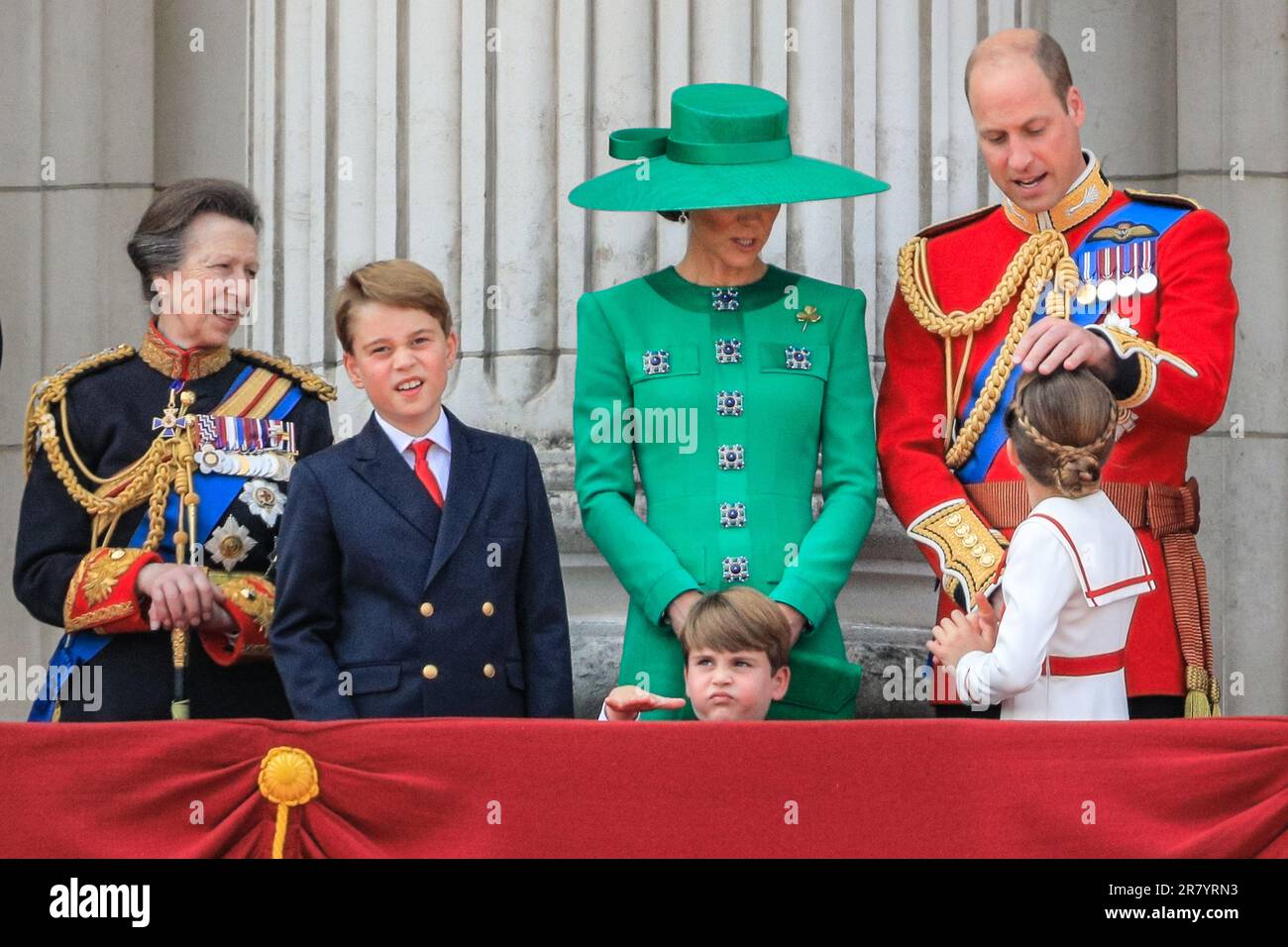 London, England, Großbritannien. 17. Juni 2023. Prinzessin Anne, Prinz George, Catherine Prinzessin von Wales, Prinz Louis, Prinz William, Prinz von Wales, Prinzessin Charlotte, auf dem Balkon. Die jährliche Trooping the Colour Parade zur Feier des Geburtstages des Monarchen, seiner Königlichen Hoheit König Charless III., an der die Königliche Familie teilnimmt. Kredit: Edler Images/Alamy Live News Stockfoto