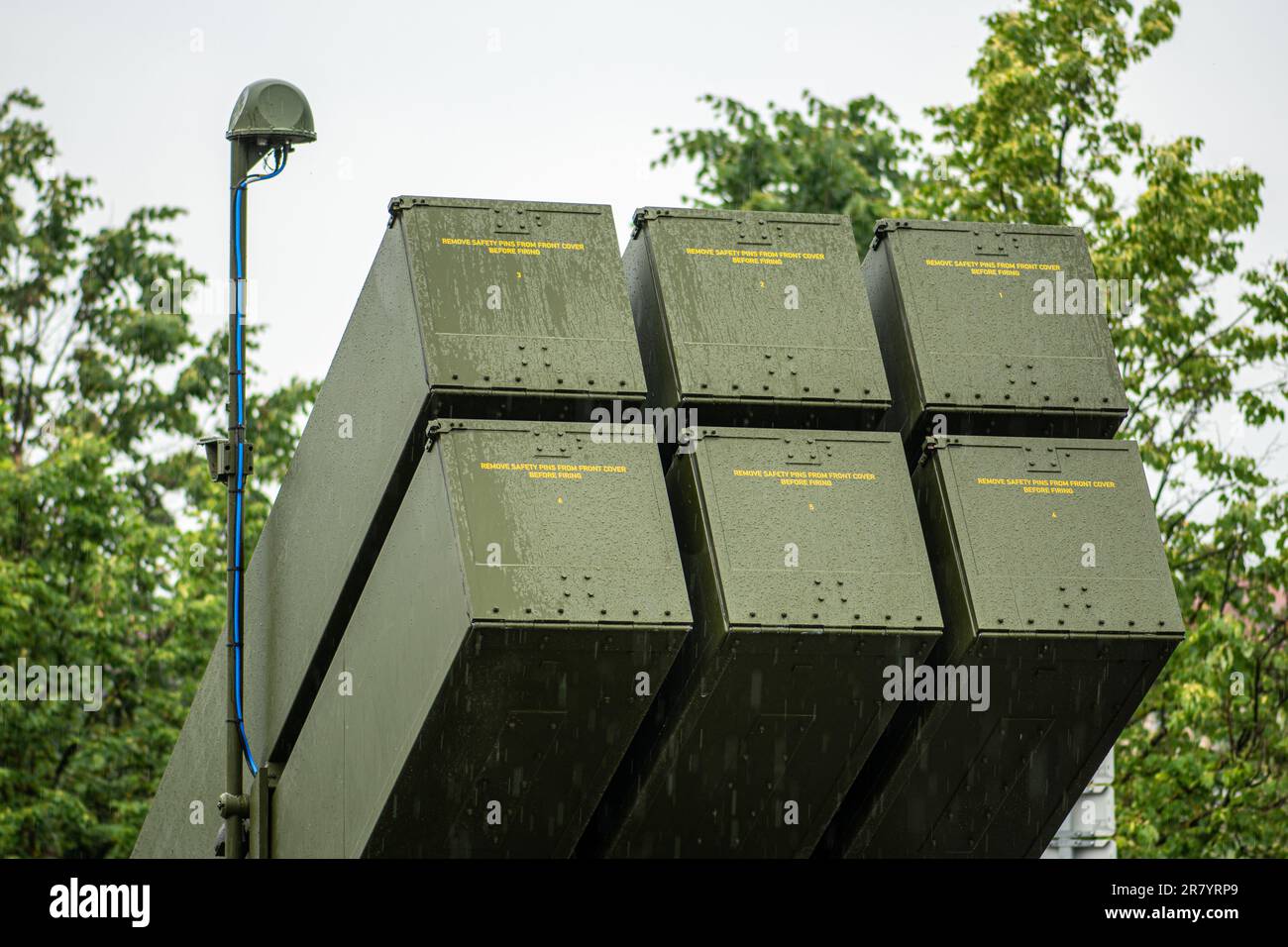 National Advanced Surface-to-Air Missile System (NASAMS), ein bodengestütztes Luftabwehrsystem, das während der Gegenoffensive in der Ukraine in den Himmel zeigt Stockfoto