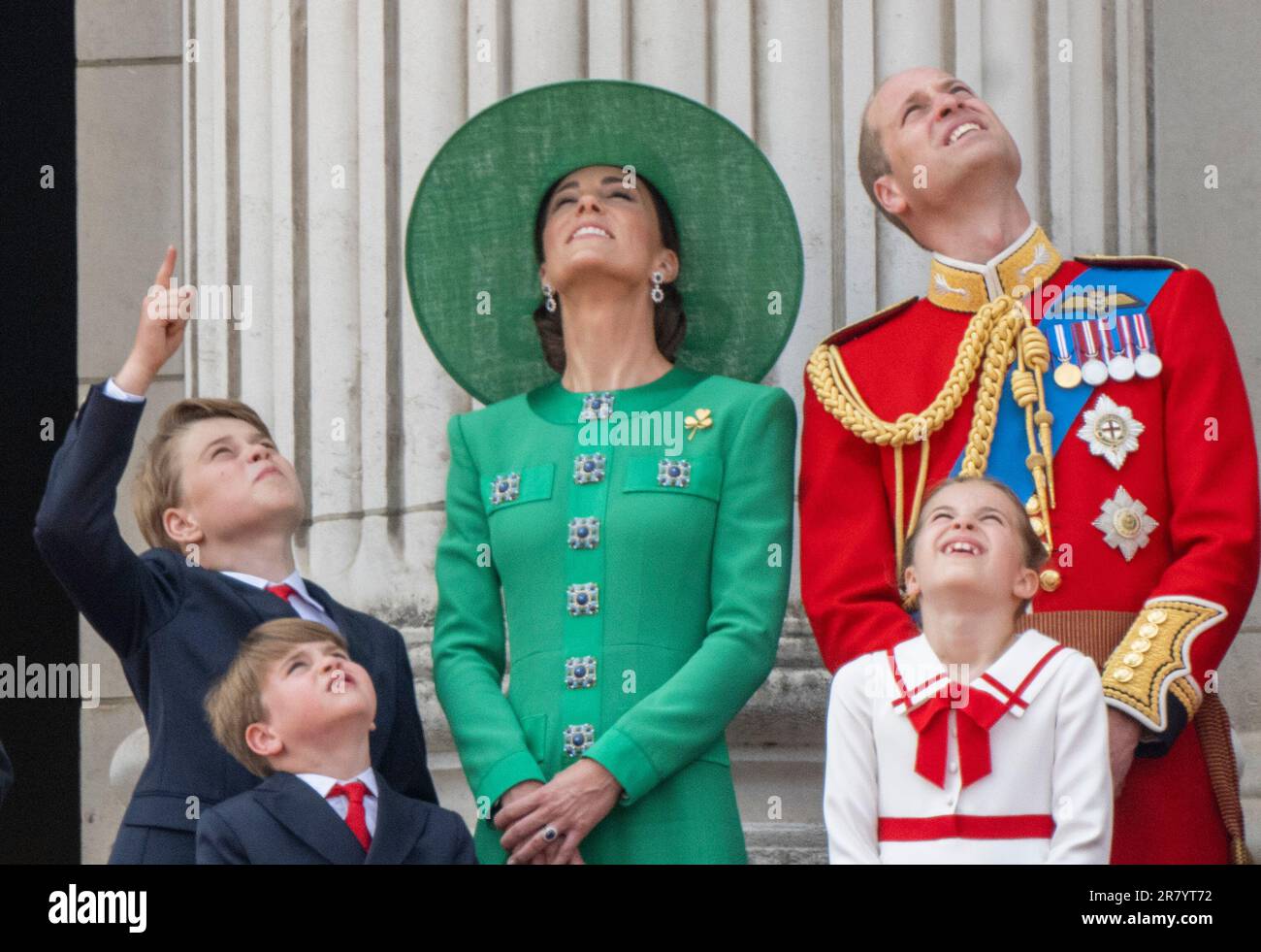 London, England, Großbritannien. 17. Juni 2023. Prinz George, Prinz Louis, Catherine, Prinzessin von Wales, Prinzessin Charlotte und Prinz William, Prince of Wales stehen auf dem Balkon des Buckingham Palace und beobachten die Flugzeuge der Royal Air Force während Trooping the Colour. Kredit: Anwar Hussein/Alamy Live News Stockfoto