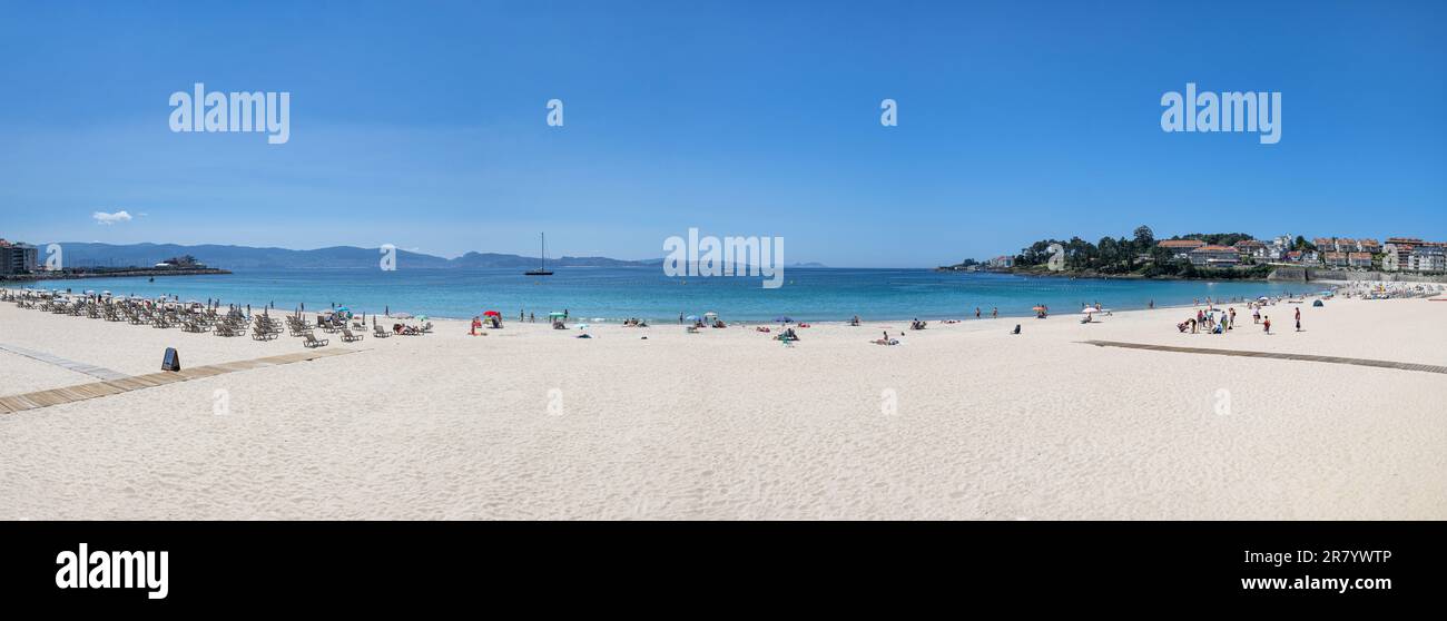 Silgar Beach, Sanxenxo, Pontevedra, Spanien; Juni 15, 2023 Uhr: Panoramablick auf Silgar Beach, Sanxenxo im Sommer. Hohe Auflösung Stockfoto