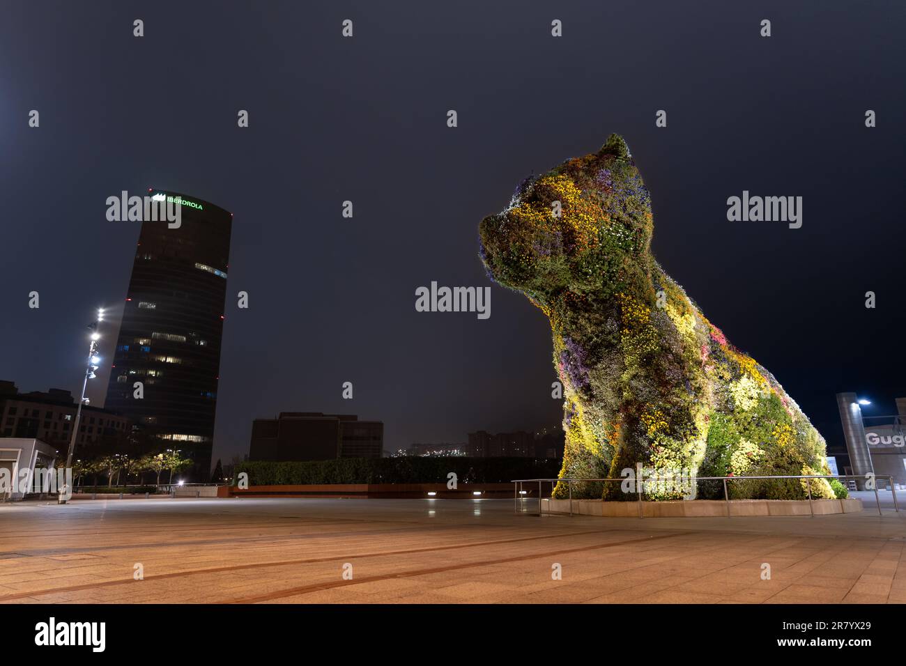 Bilbao, Spanien - 15. April 2022: Eingang zum Guggenheim-Museum in Bilbao mit dem Hündchen, die Skulptur eines riesigen Hundes aus Blumen von Jeff Ko Stockfoto