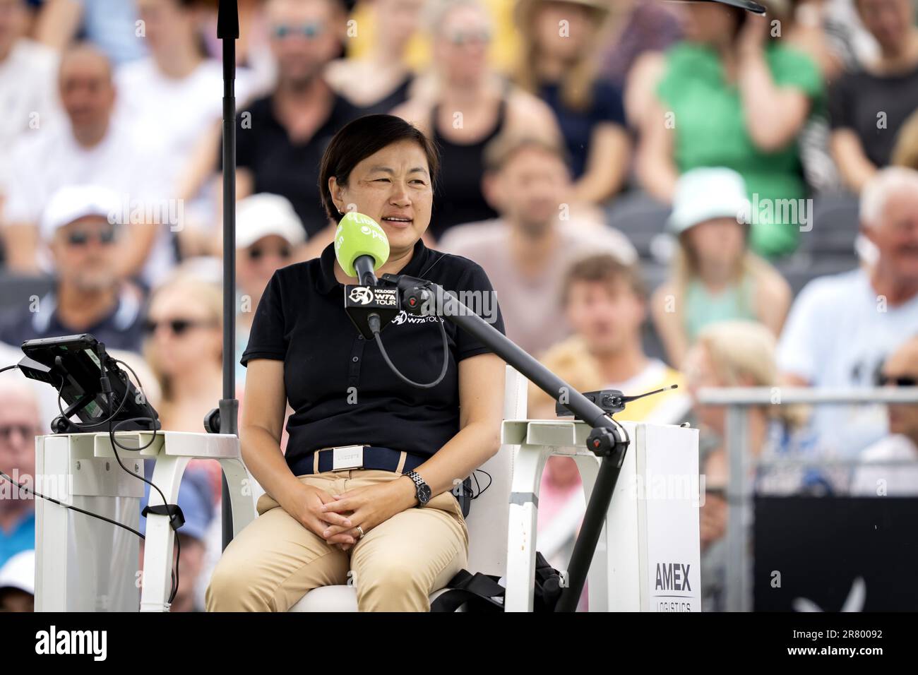 ROSMALEN - Vorsitzender Umpire Juan Zhang (CHN) während des Frauenfinales der Singles des Libema Open Tennis Turniers in Rosmalen. AP-SCHLEIFGERÄT KING Stockfoto