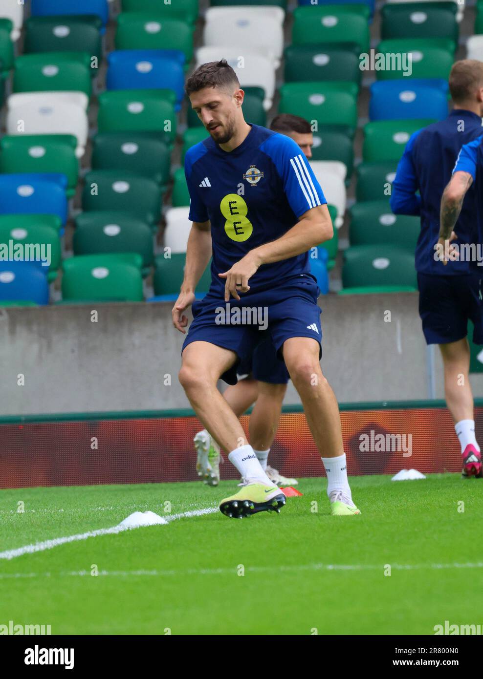 Nationales Fußballstadion im Windsor Park, Belfast, Nordirland, Großbritannien. 18. Juni 2023. Die nordirische Mannschaft trainiert vor dem morgigen Fußballspiel gegen Kasachstan in einer Euro 2024-Qualifikation. Craig Cathcart. Kredit: David Hunter/Alamy Live News. Stockfoto