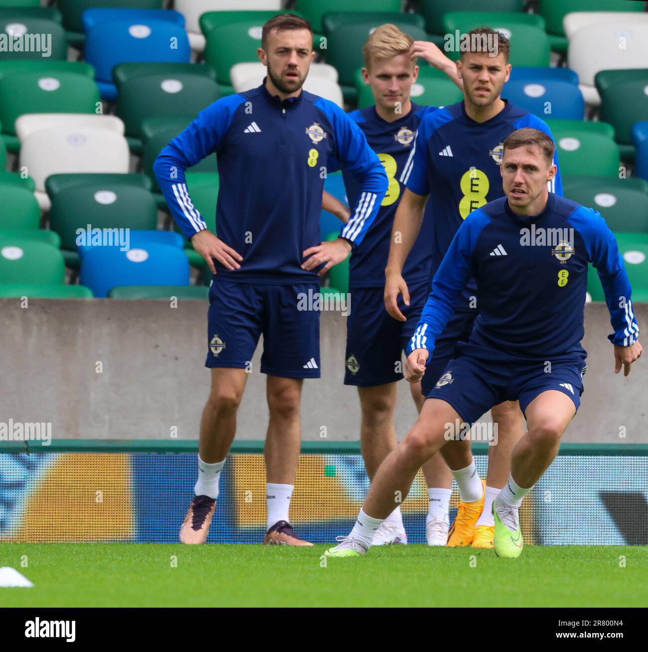 Nationales Fußballstadion im Windsor Park, Belfast, Nordirland, Großbritannien. 18. Juni 2023. Die nordirische Mannschaft trainiert vor dem morgigen Fußballspiel gegen Kasachstan in einer Euro 2024-Qualifikation. Gavin Whyte (vorn). Kredit: David Hunter/Alamy Live News. Stockfoto