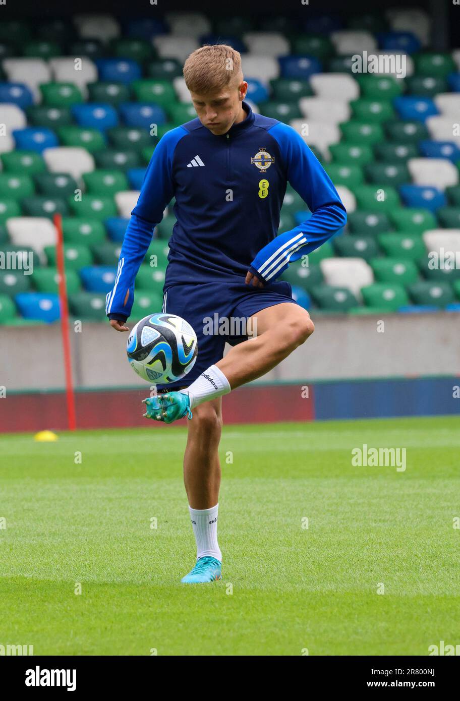 Nationales Fußballstadion im Windsor Park, Belfast, Nordirland, Großbritannien. 18. Juni 2023. Die nordirische Mannschaft trainiert vor dem morgigen Fußballspiel gegen Kasachstan in einer Euro 2024-Qualifikation. Callum Marshall. Kredit: David Hunter/Alamy Live News. Stockfoto