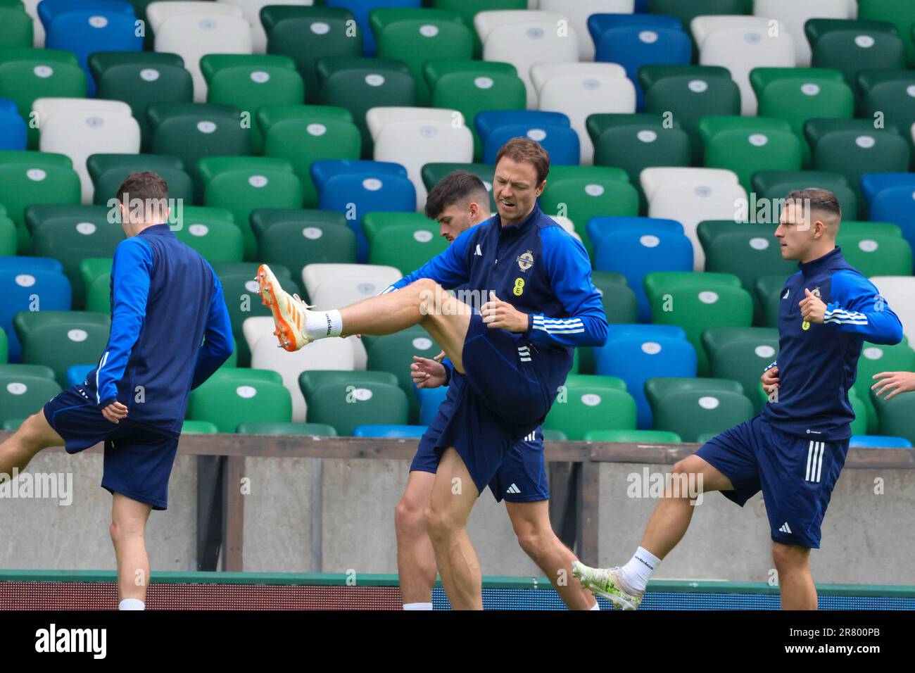 Nationales Fußballstadion im Windsor Park, Belfast, Nordirland, Großbritannien. 18. Juni 2023. Die nordirische Mannschaft trainiert vor dem morgigen Fußballspiel gegen Kasachstan in einer Euro 2024-Qualifikation. Jonny Evans (Zentrum). Kredit: David Hunter/Alamy Live News. Stockfoto