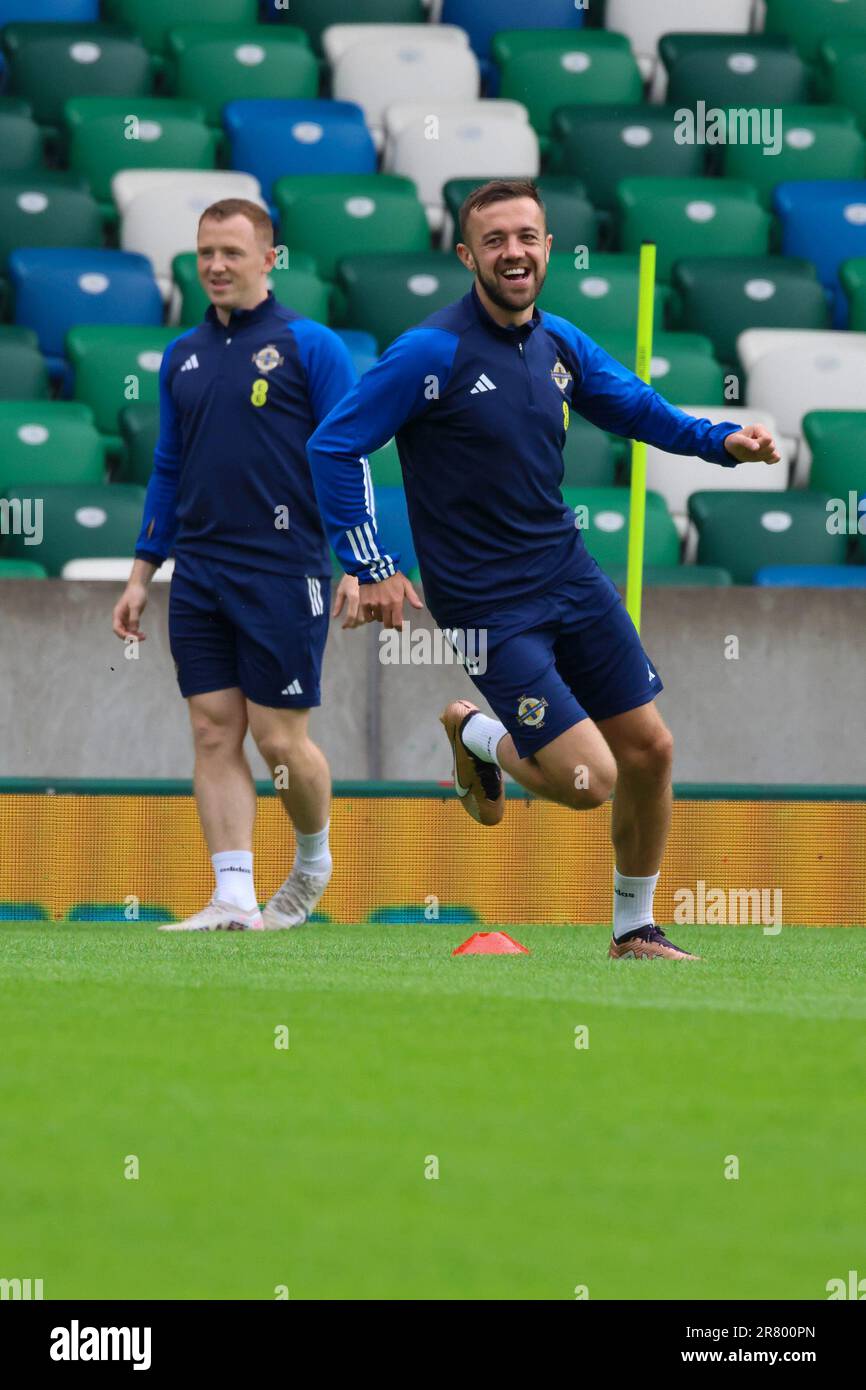 Nationales Fußballstadion im Windsor Park, Belfast, Nordirland, Großbritannien. 18. Juni 2023. Die nordirische Mannschaft trainiert vor dem morgigen Fußballspiel gegen Kasachstan in einer Euro 2024-Qualifikation. Conor McMenamin (rechts) und Shayne Lavery. Kredit: David Hunter/Alamy Live News. Stockfoto