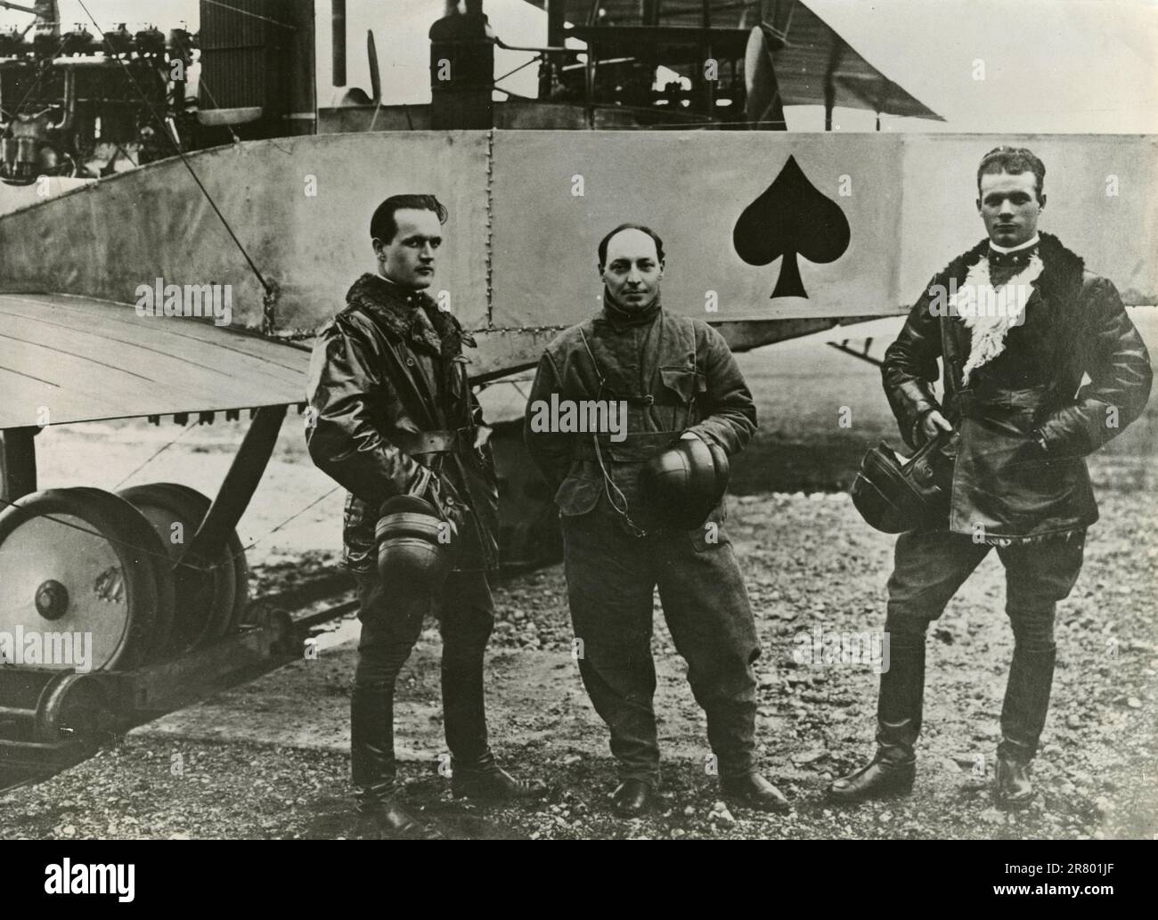 Italienische Piloten Maurizio Pagliano (links) und Luigi Gori (rechts) mit dem Flugzeug Caproni CA.3 Ace of Pades der 91. Squadriglia Caccia, Italien 1917 Stockfoto