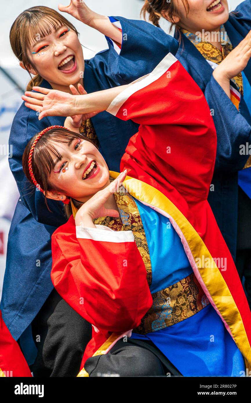 Nahaufnahme von zwei jungen japanischen Yosakoi-Tänzerinnen mit Blickkontakt, während sie beim Tanzen auf dem Kyusyu Gassai Festival in Kumamoto eine Pose bilden. Stockfoto