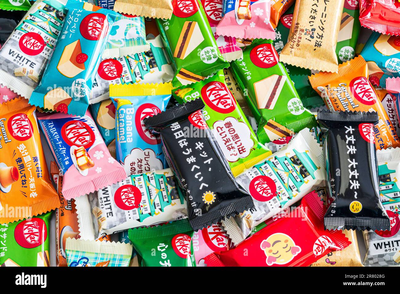 Gemischter Haufen verschiedener japanischer Miniaturkätzchen. Verschiedene Geschmacksrichtungen wie rote Bohnen, Bananenkaramell, Erdbeerkuchen und andere. Stockfoto