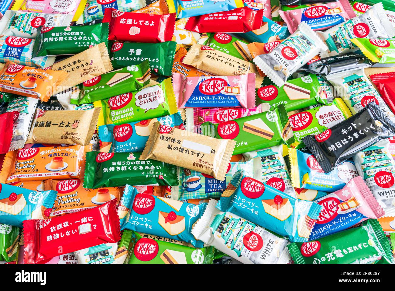 Gemischter Haufen verschiedener japanischer Miniaturkätzchen. Verschiedene Geschmacksrichtungen wie rote Bohnen, Bananenkaramell, Erdbeerkuchen und andere. Stockfoto