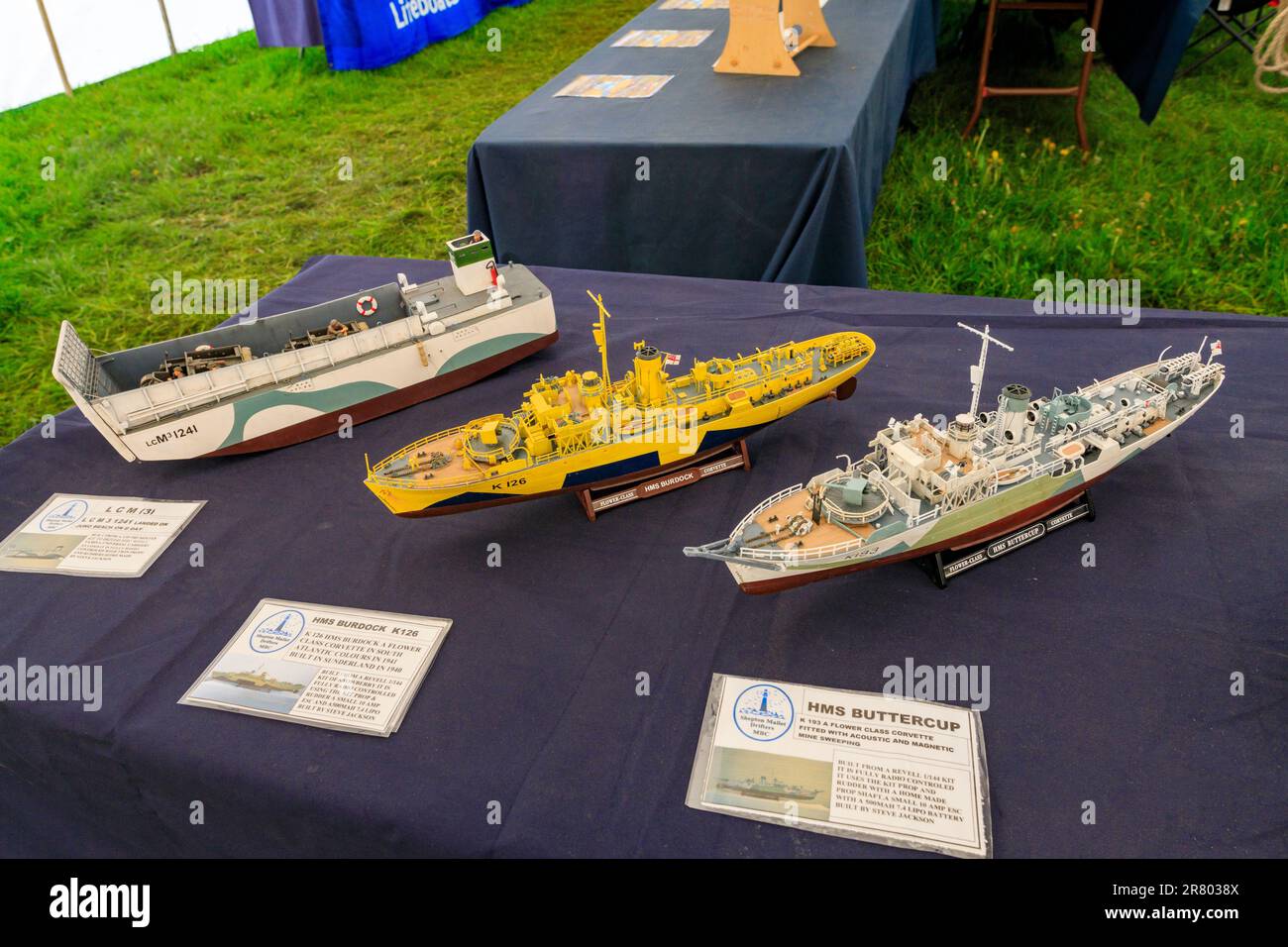 Eine Ausstellung von Militärschiffen, die aus Plastikausrüstung gebaut wurden, bei der Abbey Hill Steam Rally, Yeovil, Somerset, England, Großbritannien Stockfoto