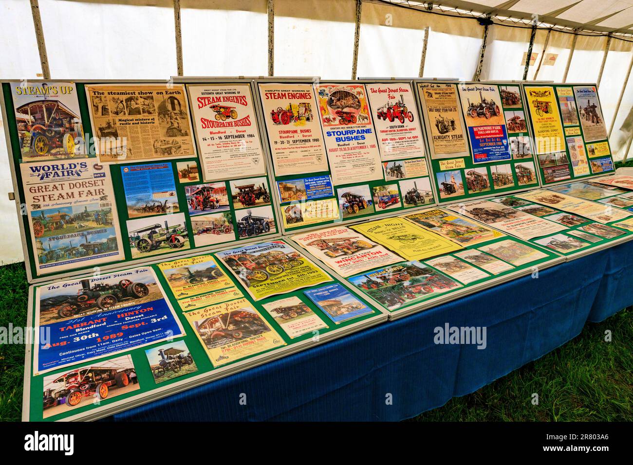 Eine Ausstellung von Vintage-Postern für Dampf- und Traktionsmotoren-Rallys bei der Abbey Hill Steam Rally, Yeovil, Somerset, England, Großbritannien Stockfoto