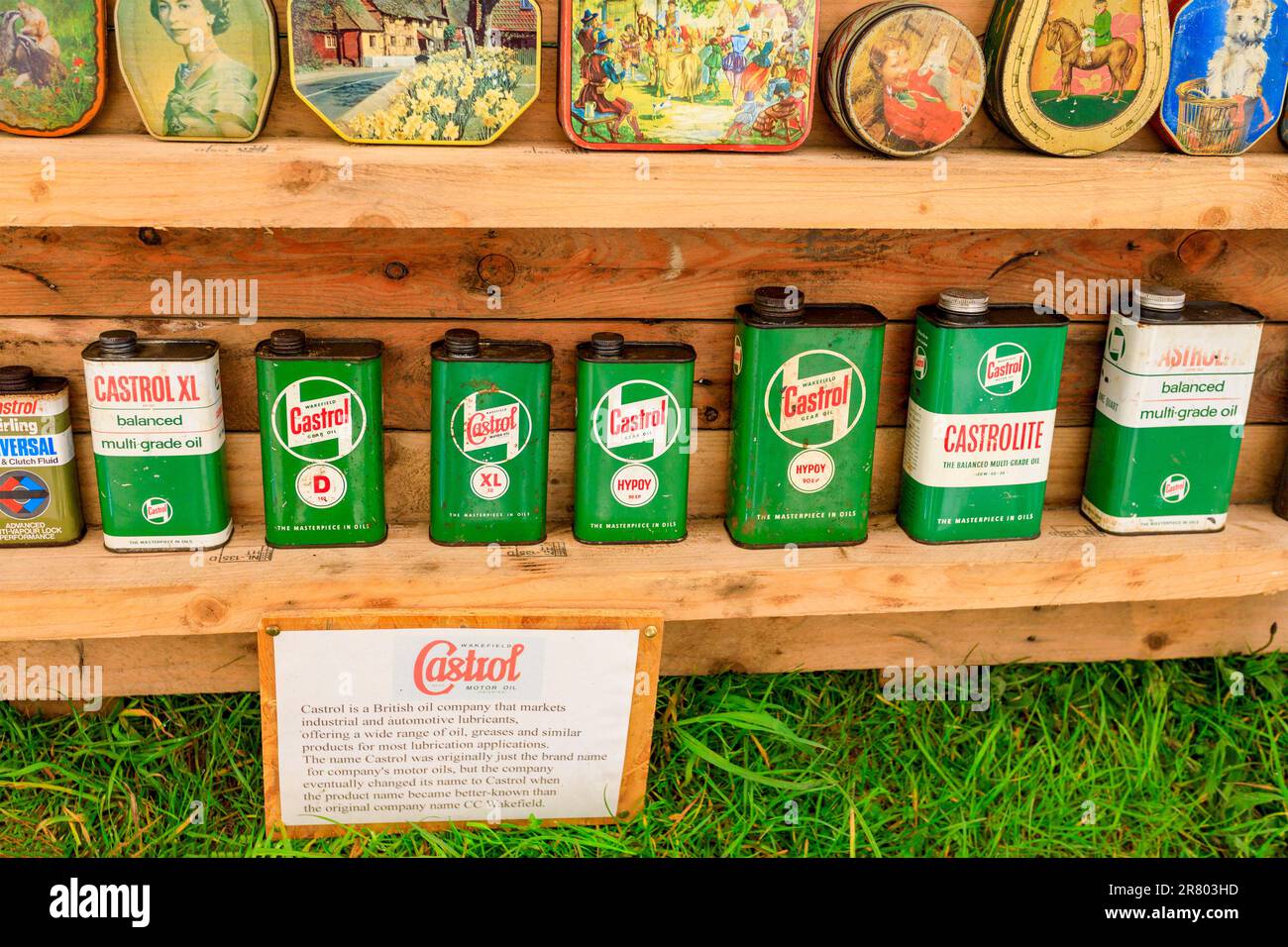 Eine Sammlung von Metalldosen, die Castrol-Öl aus verschiedenen Epochen bei der Abbey Hill Steam Rally, Yeovil, Somerset, England, Großbritannien, enthielten Stockfoto