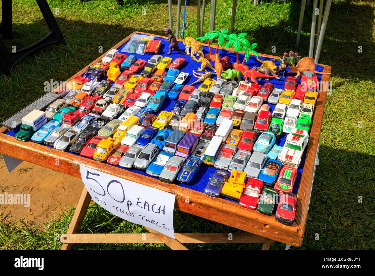 Ein Tisch mit Miniatur-Spielzeugfahrzeugen für Kinder, die bei der Abbey Hill Steam Rally, Yeovil, Somerset, Großbritannien, zum Verkauf angeboten werden Stockfoto