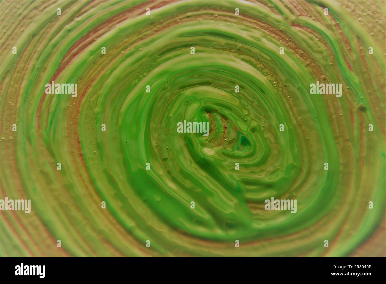 Wirbel mit grüner Acrylfarbe. Abstrakter Hintergrund. Stockfoto