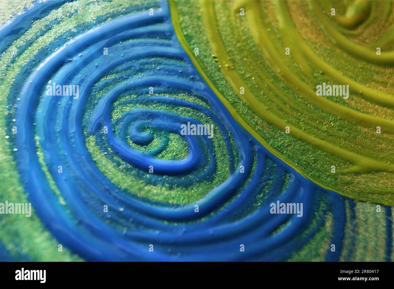 Abstrakter Hintergrund. Blau und Grün gezogener Wirbel mit Acrylfarbe. Stockfoto