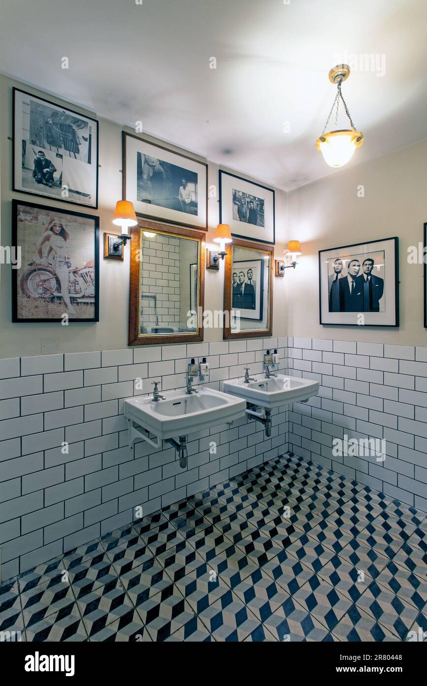 The Gunton Arms, Badezimmer mit Fotos von David Bailey, North Norfolk, England. Stockfoto