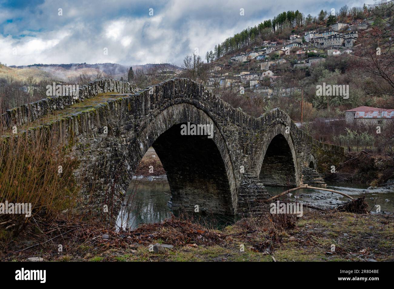 Blick auf die traditionelle Mylos-Brücke aus Stein in Zagori von Epirus, Griechenland Stockfoto