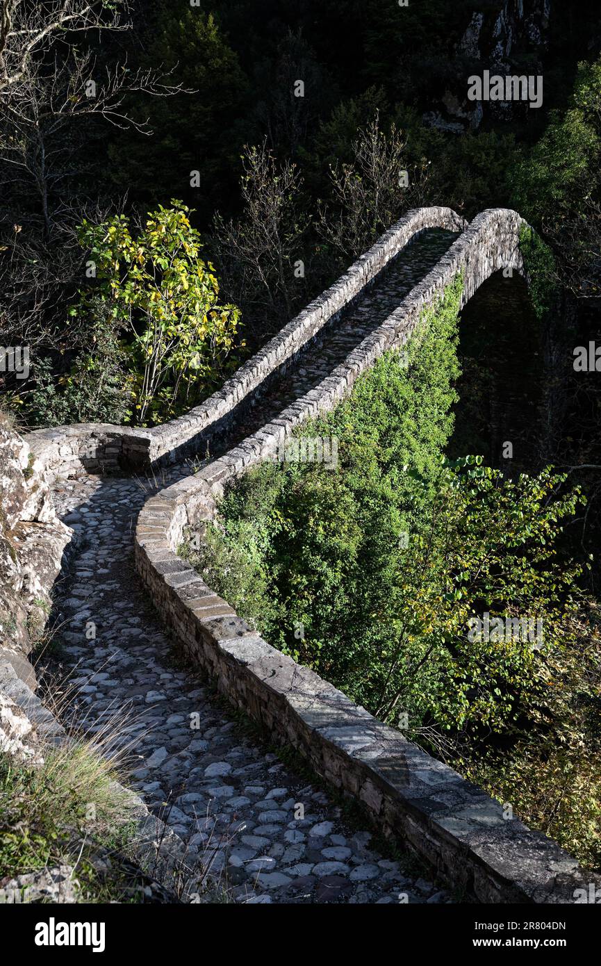 Blick auf eine traditionelle Steinbrücke im Agrafa-Gebirge im Zentrum Griechenlands Stockfoto