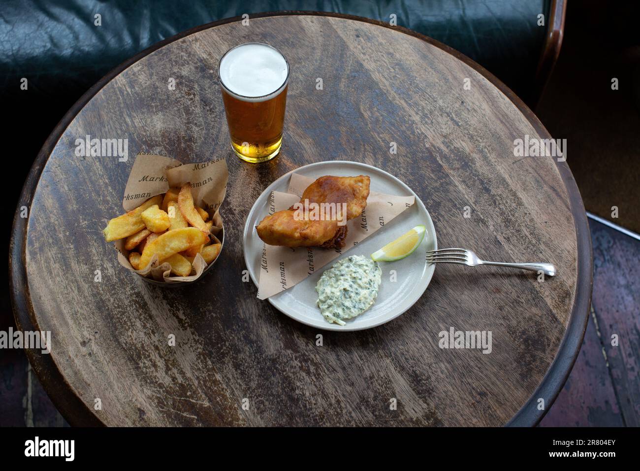 Fish and Chips mit einem Pint Bier im Pub oder Restaurant Stockfoto