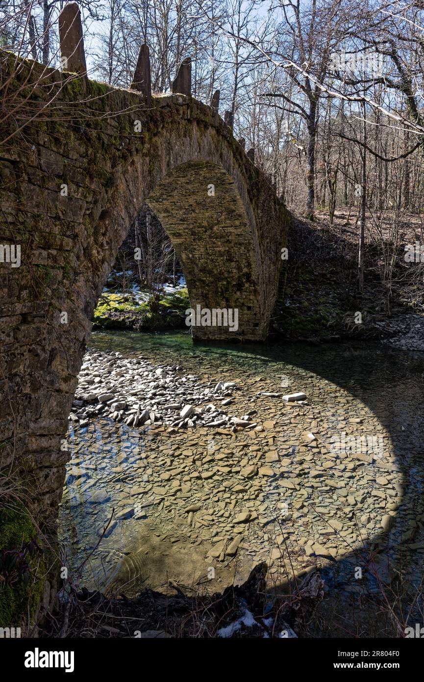 Blick auf die traditionelle Dovris-Brücke aus Stein in Zagori von Epirus, Griechenland Stockfoto