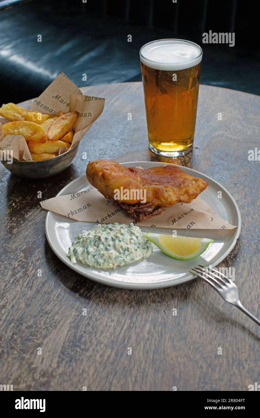 Fish and Chips mit einem Pint Bier im Pub oder Restaurant Stockfoto