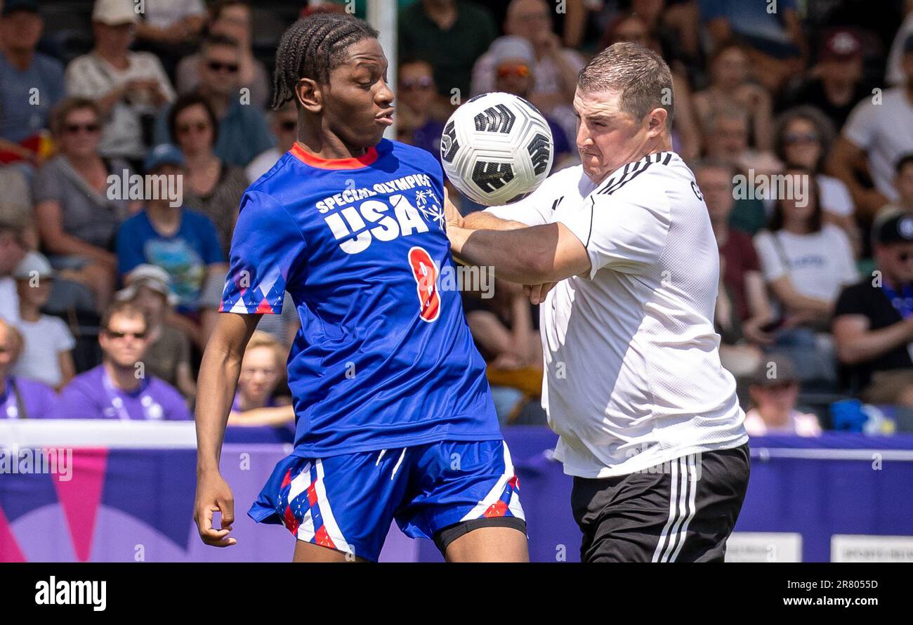 18. Juni 2023, Berlin: Behindertensport: Sonderolympiade, Weltspiele, Fußball (7 gegen 7), Unified Sports Team, Gruppe A, SO Deutschland 1 gegen SO USA 1, Maifeld. Duell. Foto: Andreas Gora/dpa Stockfoto