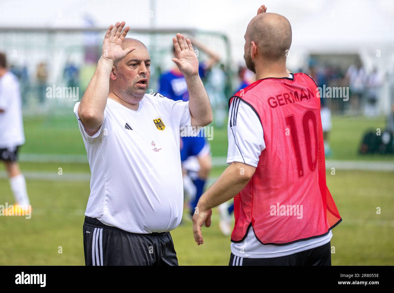 18. Juni 2023, Berlin: Behindertensport: Sonderolympiade, Weltspiele, Fußball (7 gegen 7), Unified Sports Team, Gruppe A, SO Deutschland 1 gegen SO USA 1, Maifeld. Duell. Foto: Andreas Gora/dpa Stockfoto