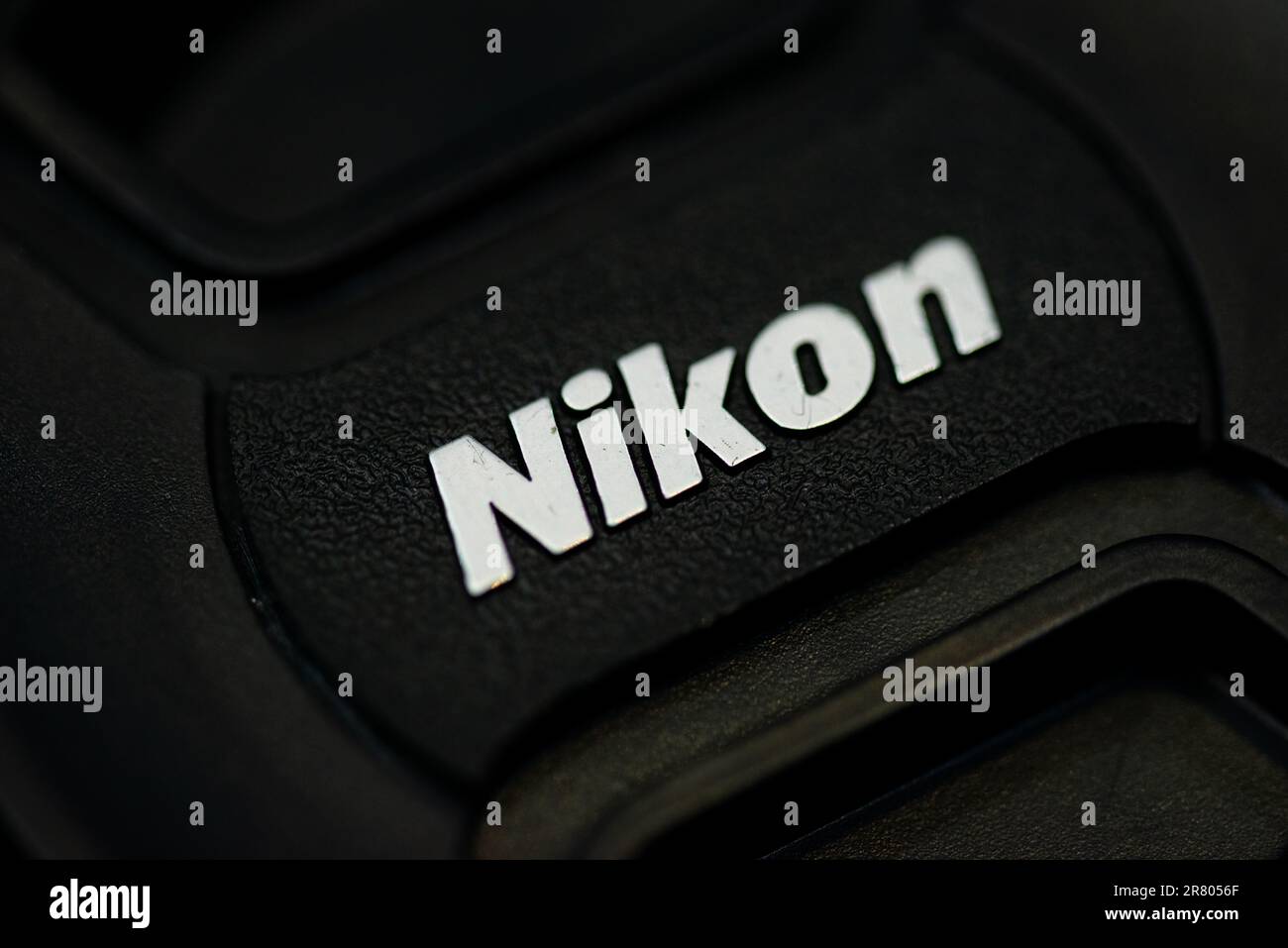 Lahore, Punjab, Pakistan - Ma 23, 2023: Nikon Markenlogo auf der Objektivkappe. Stockfoto