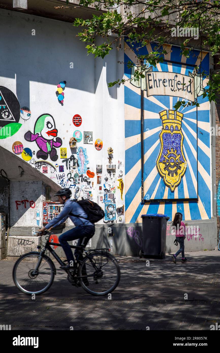 Wappen der ehemaligen Stadt Ehrenfeld (heute ein Kölner Stadtteil) an einer Unterführung in der Venloer Straße, Köln. das Wappen der ehemaligen Stockfoto