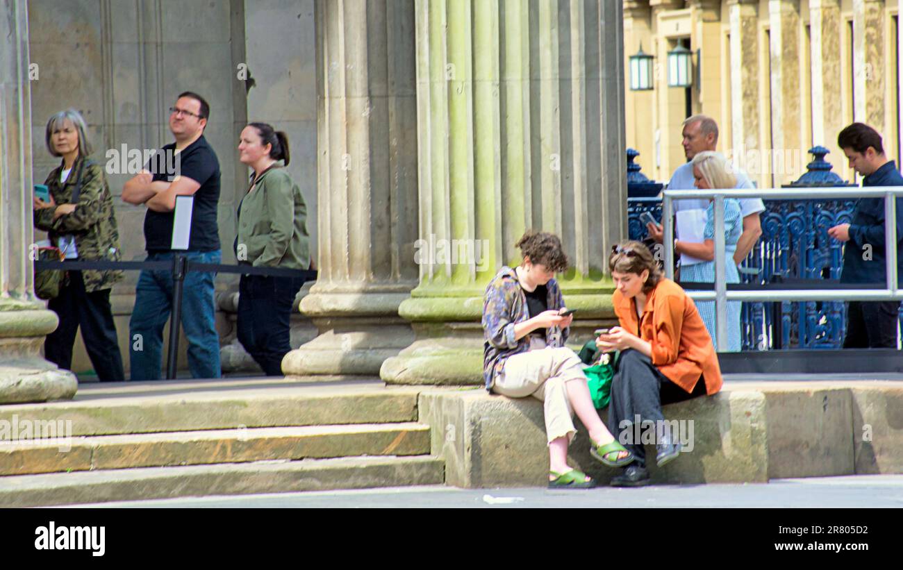 Glasgow, Schottland, Vereinigtes Königreich, 18. Juni 2023. Die Besucherzahlen in der CUT & RUN The Banksy-Ausstellung an der Statue des Herzog von Wellington mit dem Zapfenkopf vor dem GOMA, der Galerie für moderne Kunst, wurden heute eröffnet. Credit Gerard Ferry/Alamy Live News Stockfoto