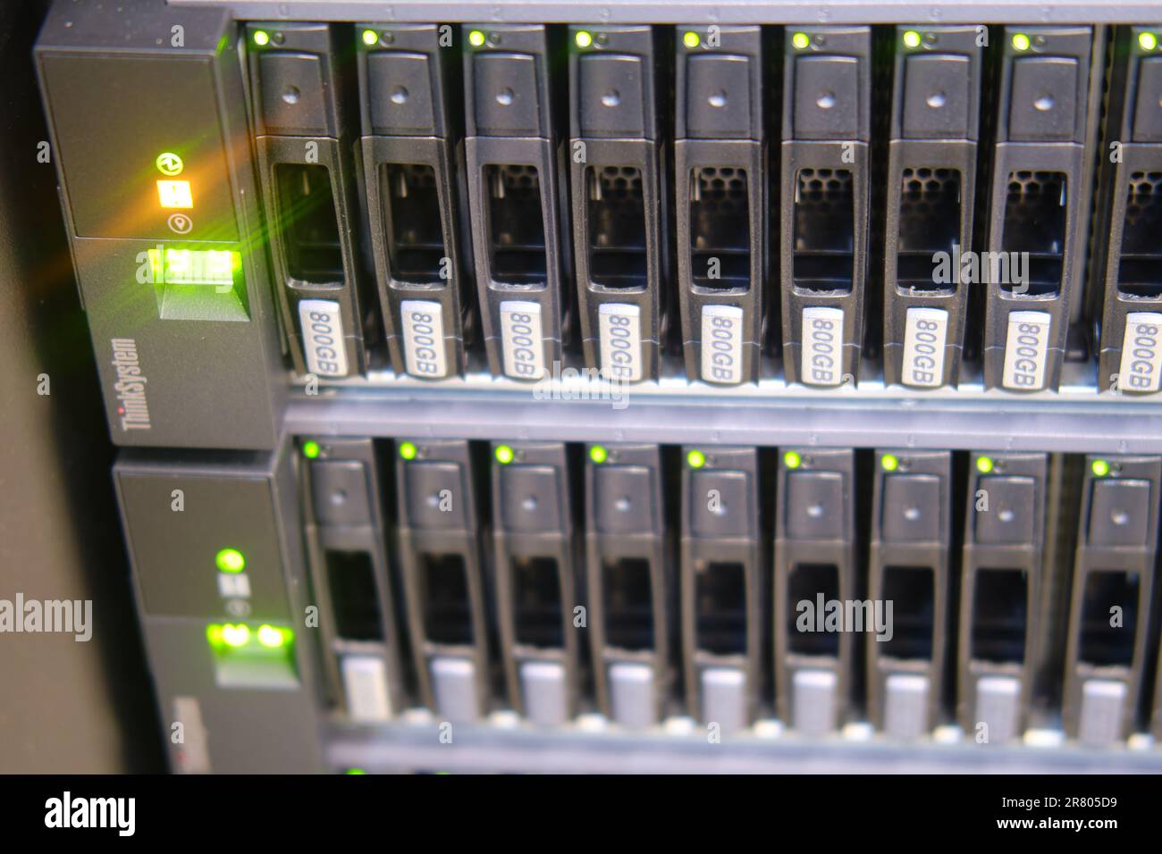 Der Festplattenfehler auf dem Lenovo ThinkSystem im hdd-Server-RAID wird durch eine rote Lampe angezeigt – Moskau, Russland, 17. September 2022 Stockfoto