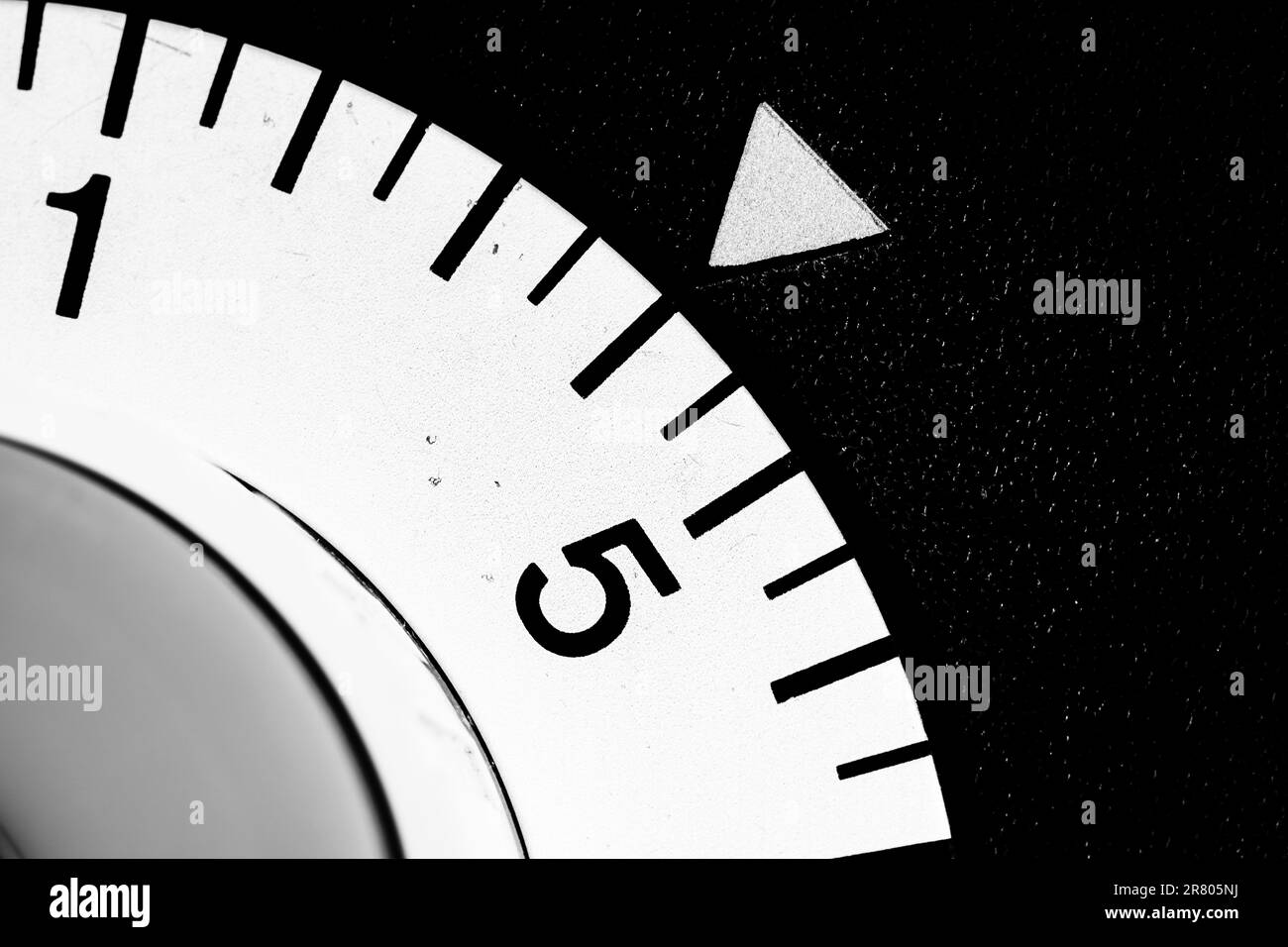 Monochrome Nahaufnahme eines analogen Labor-Timers, der auf vier eingestellt ist Stockfoto